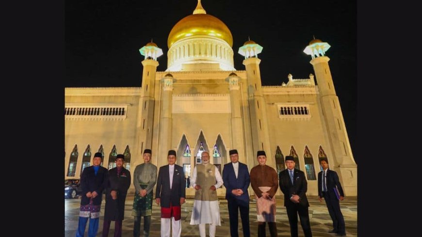 Prime Minister Modi Brunei Visits Iconic Omar Ali Saifuddien Mosque In Brunei