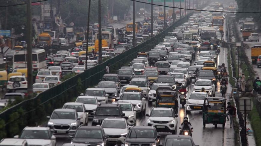 Waterlogging In Gurugram As Heavy Rain Causes Trouble To Commuters | VIDEO