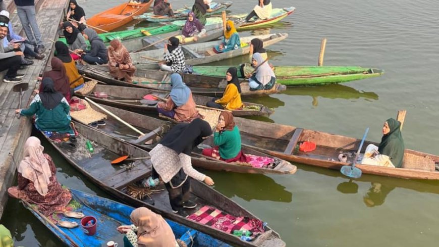 Srinagar Hosts First All-Women Traditional Boat Race On Dal Lake