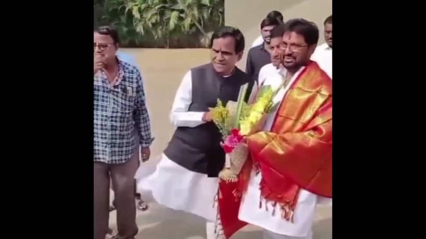 Maharashtra BJP Leader Raosaheb Danve Kicks Man in Viral Video, Claims He’s `30-Year Old Friend`