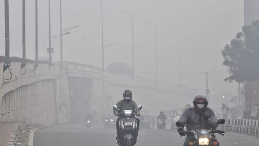 Delhi Chokes Under Thick Smog, Trains Disrupted As AQI Hits `Severe` Levels