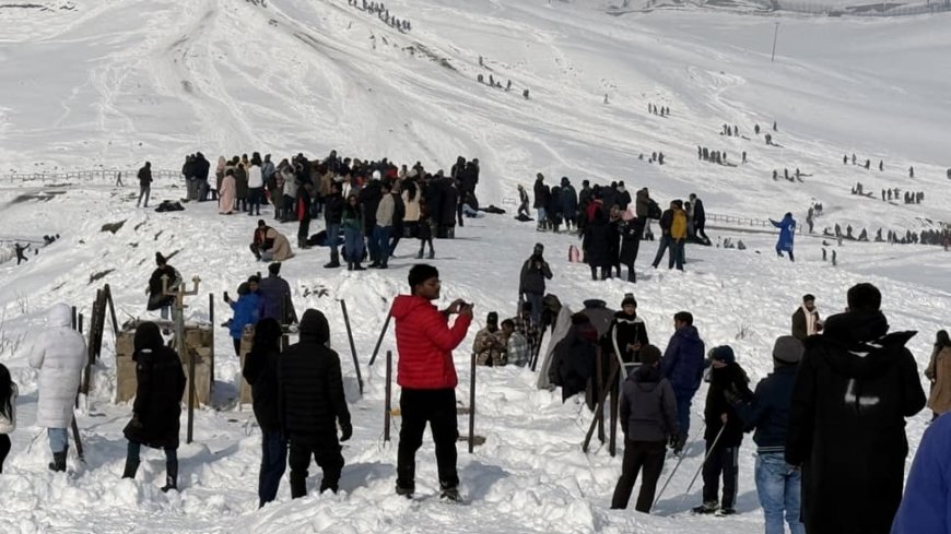 Gulmarg Welcomes New Year As Snow-Clad Paradise Amid Record Tourist Influx