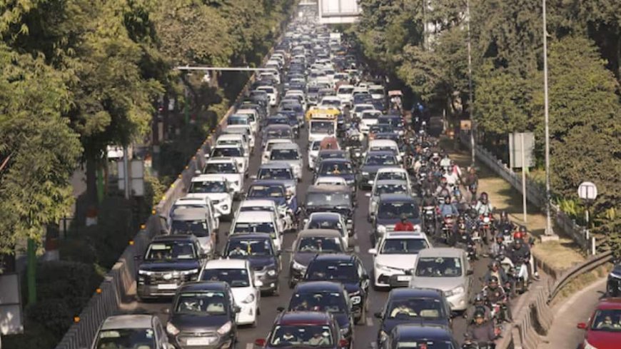 Delhi Witnesses Traffic Jams On New Year's Day As People Flock To Major Attractions, Markets