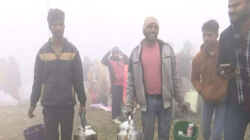 Maha Kumbh 2025: Tea Vendors Flock To Sangam Ghat In Prayagraj Amid Chilly Weather As Over 45 Crore Devotees Gather