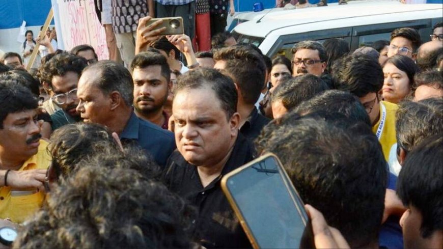 Jadavpur University On The Boil: Car’s Windscreen, Rearview Mirror Damaged After SFI Members Gherao Bengal Minister