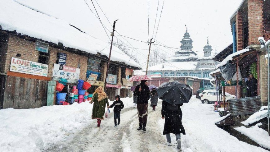 Kashmir Valley Receives Snowfall, Rains; Schools Closed, Roads Shut